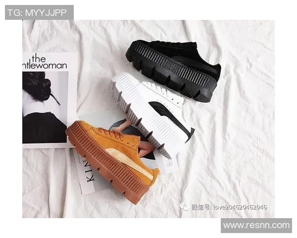 穿上便装的足球明星卡通形象展现休闲与时尚的完美结合